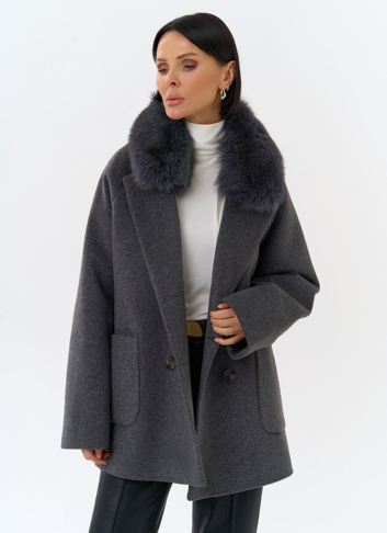 Женское утепленное пальто с отделкой из меха песца