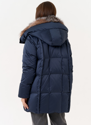 Женский пуховик с отделкой из меха блюфрост