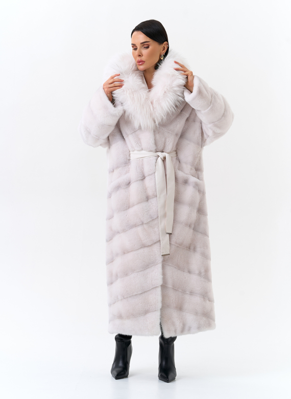Белая шуба из меха норки с капюшоном из меха енота