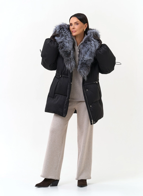 Женский пуховик с мехом чернобурки на капюшоне фото