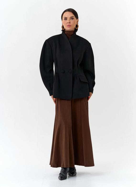 Женское укороченное пальто с акцентными рукавами фото