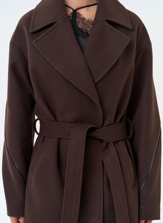 Женское пальто с английским воротником