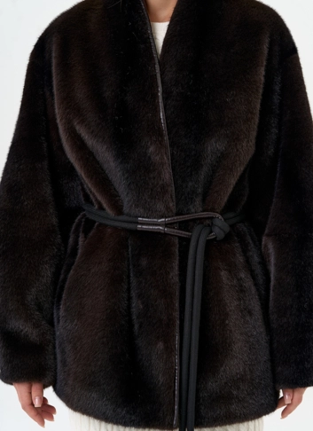Женская шуба из эко меха коричневого цвета