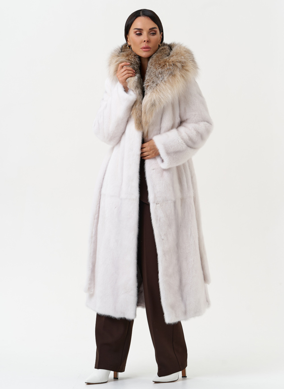 Женская шуба из меха норки с капюшоном из меха рыси