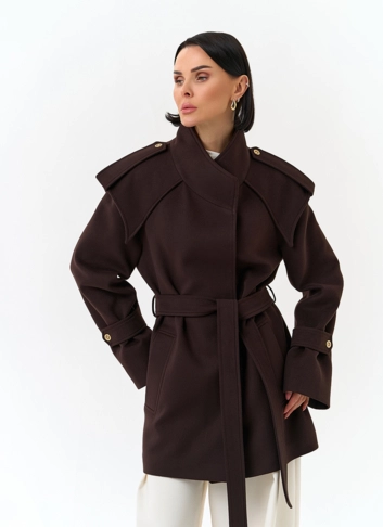 Женское укороченное пальто с акцентными плечами фото