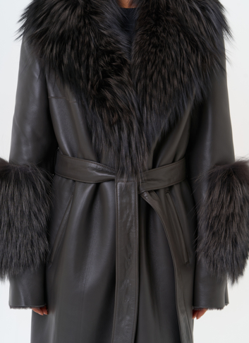 Женская натуральная дубленка с отделкой из меха лисы