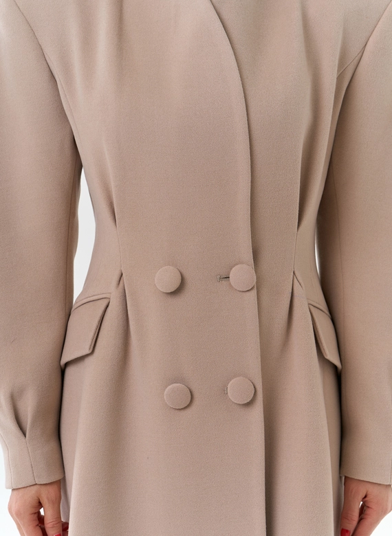 Женское длинное пальто с акцентными рукавами фото