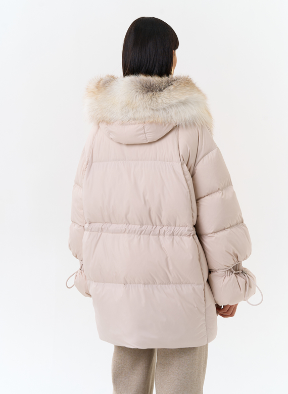 Женский пуховик с капюшоном из меха лисы