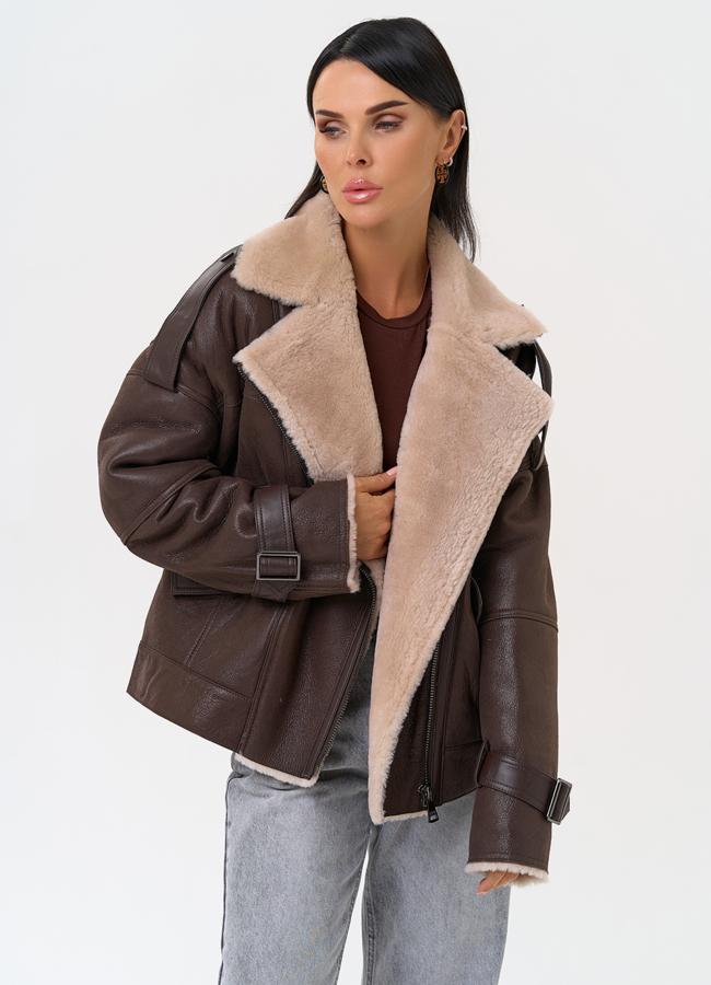 Натуральная дубленка коричневого цвета модель № 31356 меха малина