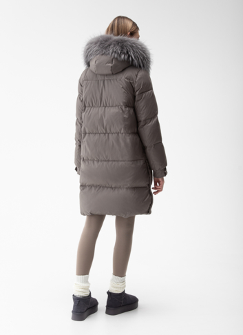 Женский пуховик с капюшоном из меха енота