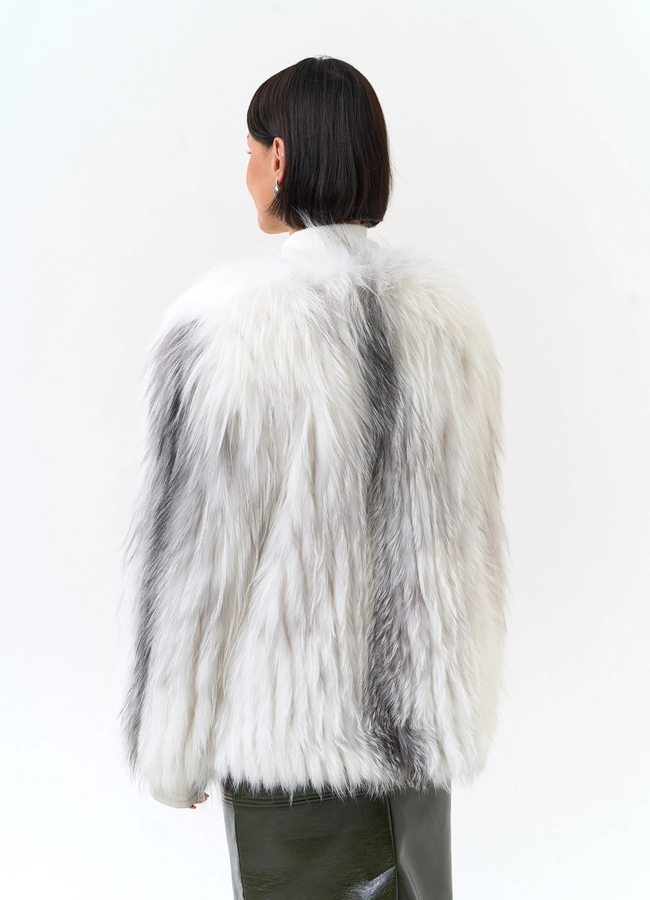 фото Светлая шуба из меха лисы модель № 34156