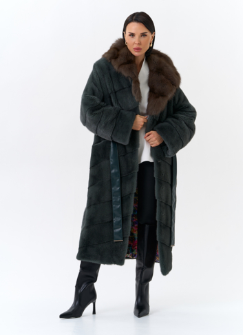 Шуба из меха норки с капюшоном из меха куницы