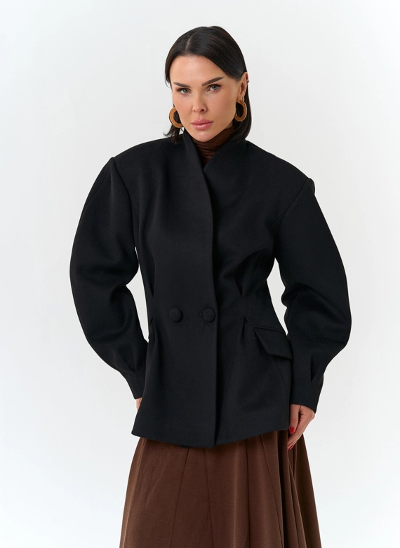 Женское укороченное пальто с акцентными рукавами фото
