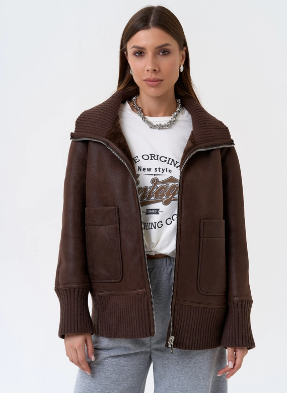 Женский двухсторонний бомбер из эко замши в коричневом цвете