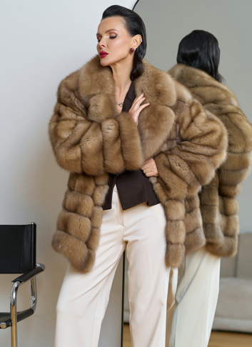 Женская шуба из куницы с английским воротником
