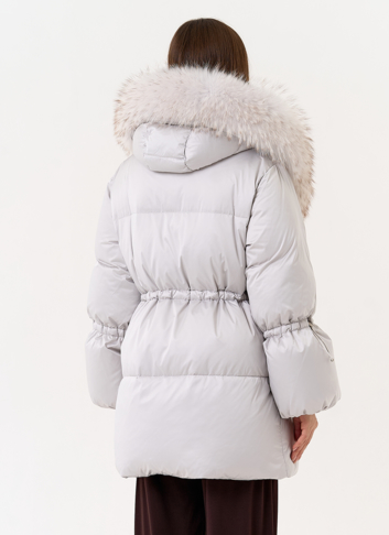 Светлый пуховик с капюшоном из меха лисы