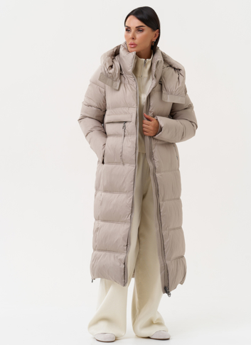 Длинный женский пуховик в бежевом цвете