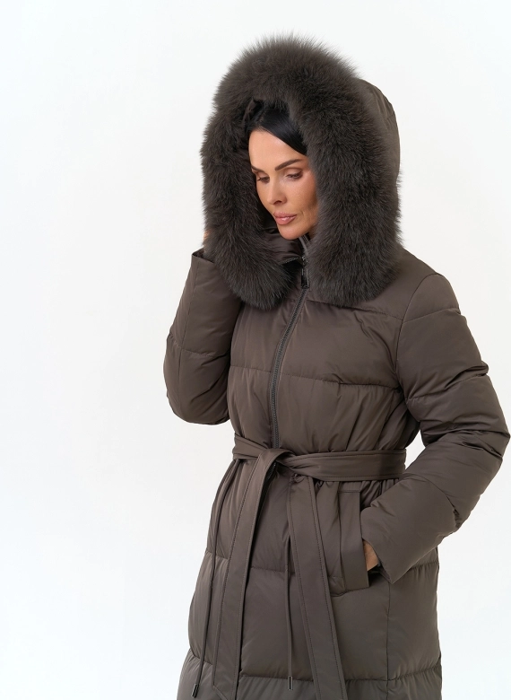 Женский пуховик с мехом песца на капюшоне фото