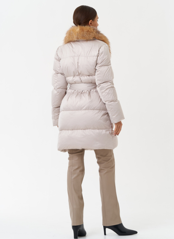 Женский пуховик с отделкой из меха лисы