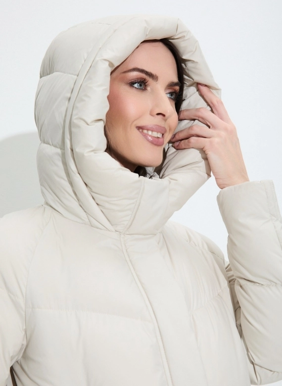 Женский пуховик с капюшоном фото