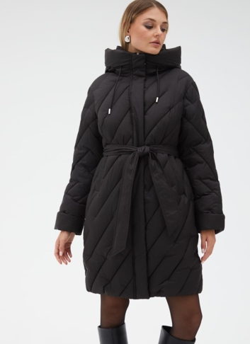 Женский пуховик черного цвета с поясом