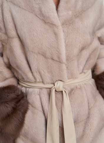 Женская шуба из меха норки с отделкой из меха куницы