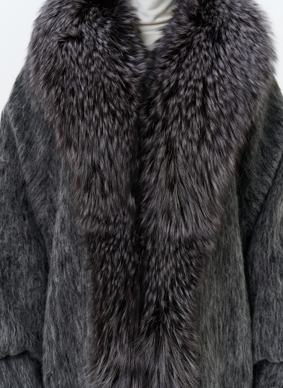 Женский удлиненный пуховик с отделкой из меха чернобурки