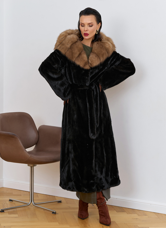 Шуба из меха норки с капюшоном из меха куницы